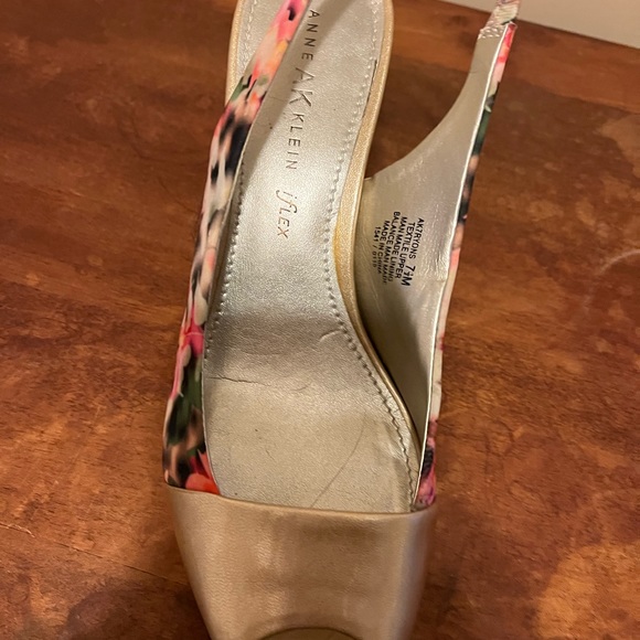 Anne Klein Floral and gold slingback platform  heels - Picture 2 of 4